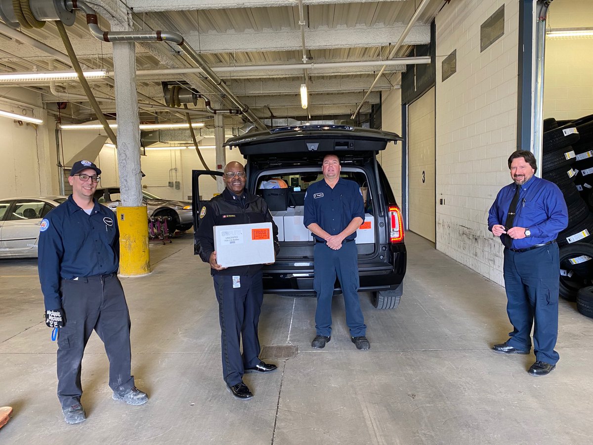 marksaunders_TO's tweet photo. I dropped in on the @TorontoPolice Fleet team to drop off bottles of donated hand sanitizer for our members. Our Fleet team does amazing work customizing, detailing &amp; maintaining our vehicles and managing our PPE. We place a lot of trust in them to help keep our officers safe. https://t.co/OhBshZ5288