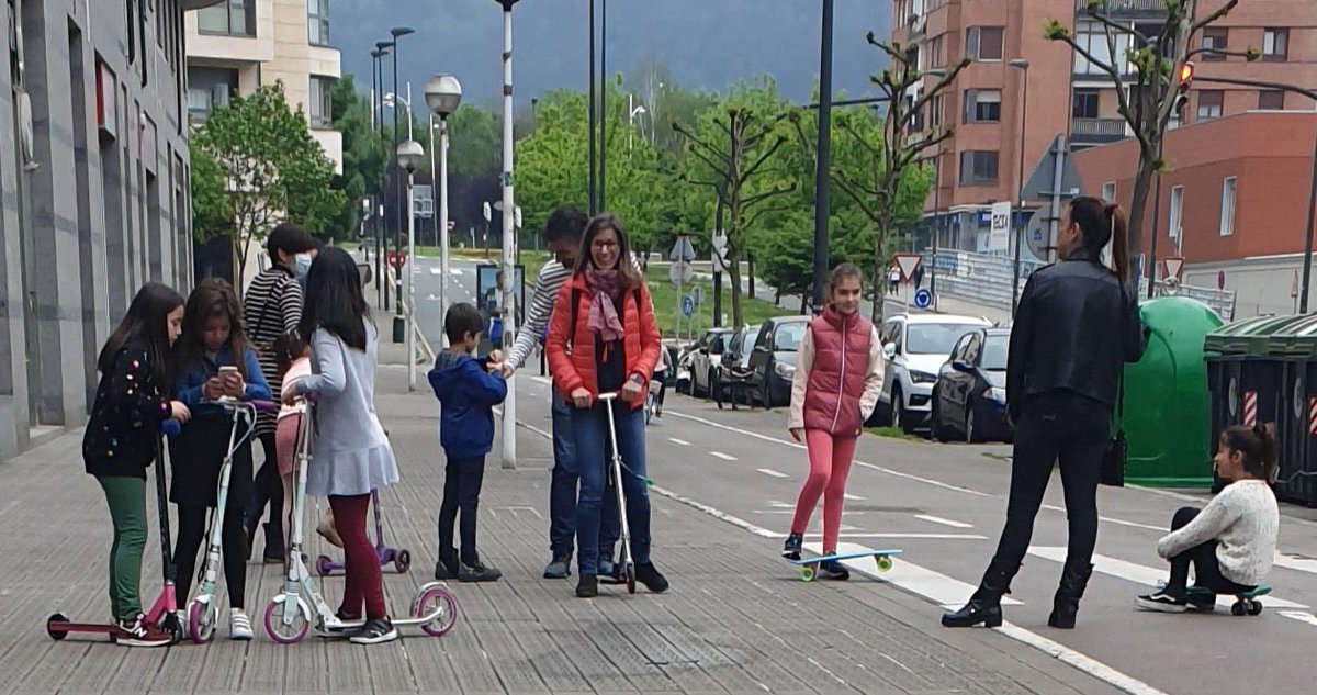 Courtoisnismo's tweet photo. La madre con el patinete haciendo la gracia.
El padre o lo que sea detrás de ella donde uno de los 2 no pinta nada.
Las niñas tanto que tienen que airearse y con el puto móvil.
Sin guantes sin mascarilla sin distancia de seguridad.
#irresponsables #ninosenlacalle https://t.co/pnEOneKQoZ