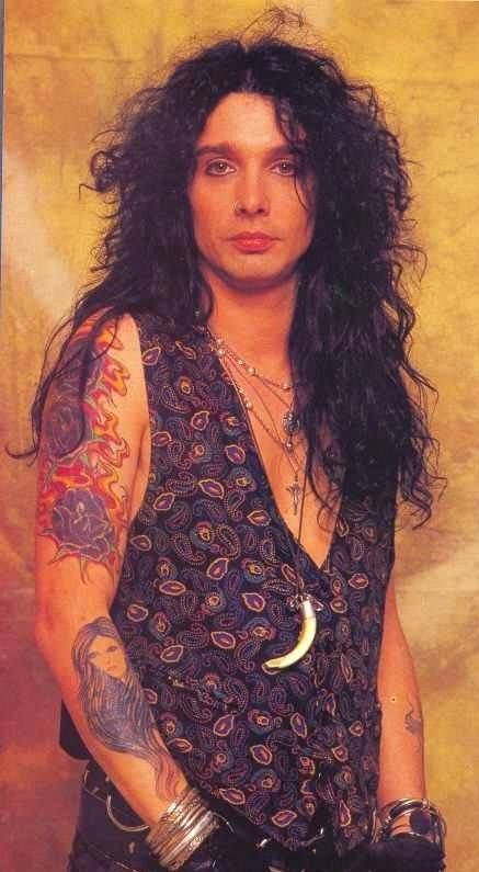 John Corabi: "Horseshoes And Hand Grenades" (Biografía) + Solo álbum (2022) EWiQbGiXsAANZjK?format=jpg&name=900x900
