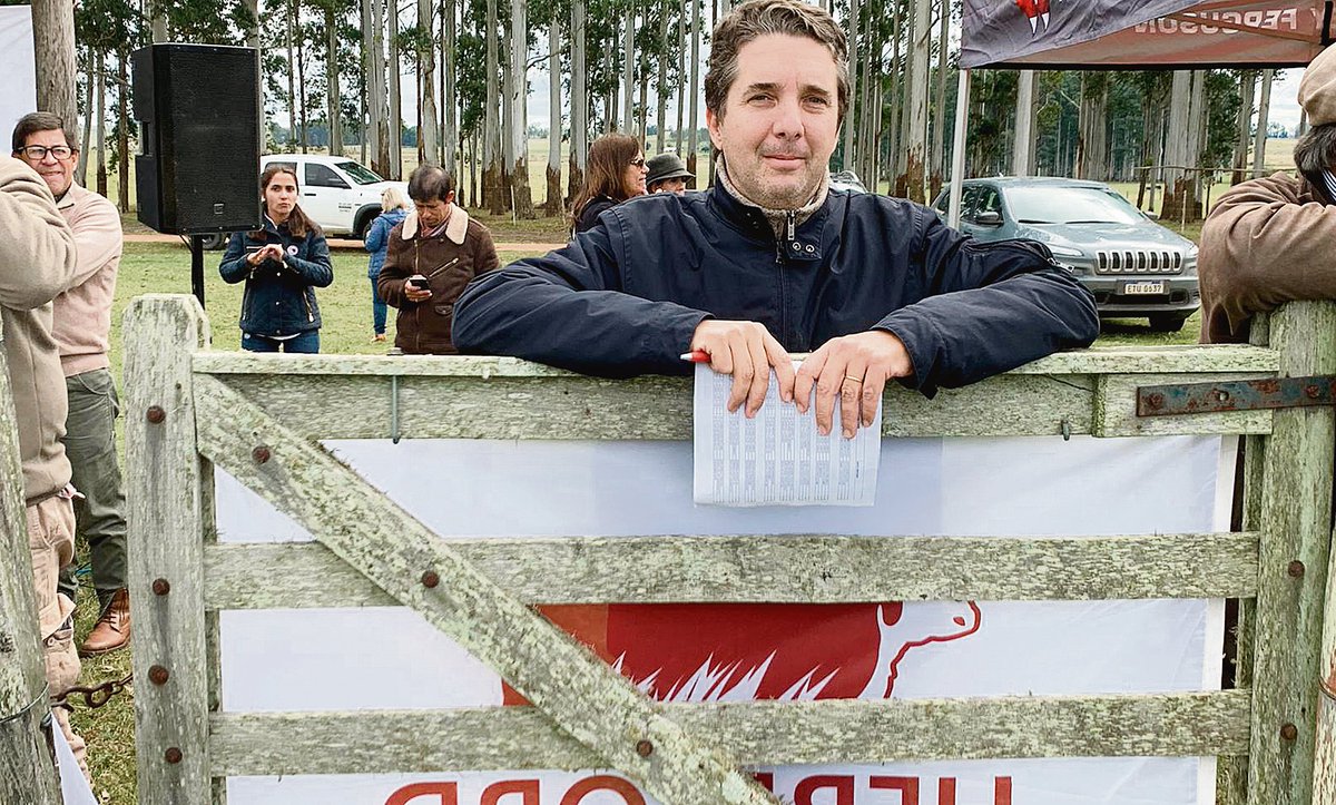 PabloDMestre's tweet photo. “Uruguay brinda la seguridad alimentaria que pide el mundo”, afirmó Felipe Bove Barriola en entrevista con @RuralesElPaisUy El presidente de @hereforduy abordó diversos temas del momento ganadero. https://t.co/eDyTbk38Dk https://t.co/XkDRjpl6Oy