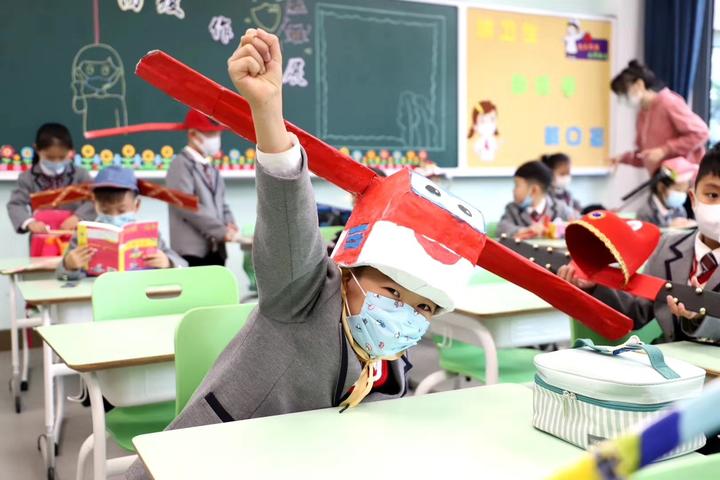 SixthTone's tweet photo. Students at Yangzheng Primary School in Hangzhou wear DIY “one-meter hats” on the first day of the new semester. The headmaster said the initiative aims to help students get accustomed to social distancing amid the #coronavirus pandemic. (Photos courtesy of Zhejiang Daily) https://t.co/PdzYLidHst