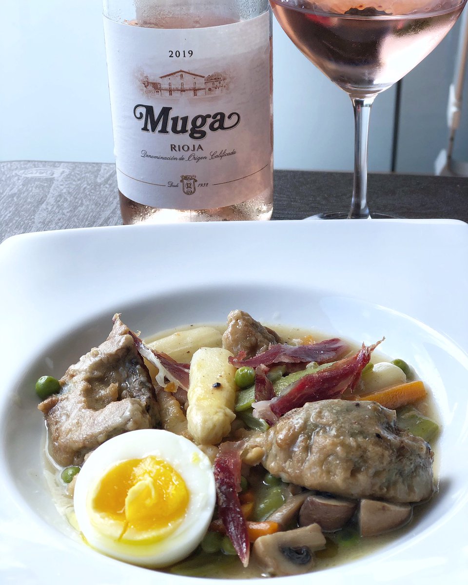 Dicen que con un plato puede hacer sentirte como en casa ♥️♥️♥️.
Hoy recuerdo las visitas que hacemos todos los años con clientes a <a href="/bodegasmuga/">Bodegas Muga</a> con una menestra de verduras y la nueva añada de Muga Rosado 🥰🍇🍷