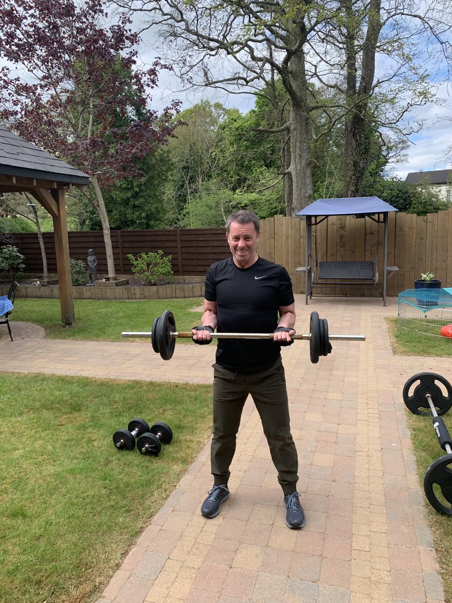 AndrewNeill10's tweet photo. #2point6challenge  #BriggsEquipment #BriggsEquipmentIreland #RaysofSunshine challenge 3 today weights in the garden 26 deadlifts, 26 arm curls, 26 shoulder press x 3 reps! 🏋️‍♂️👍🏽🥴 https://t.co/SjwOqfE1Zf