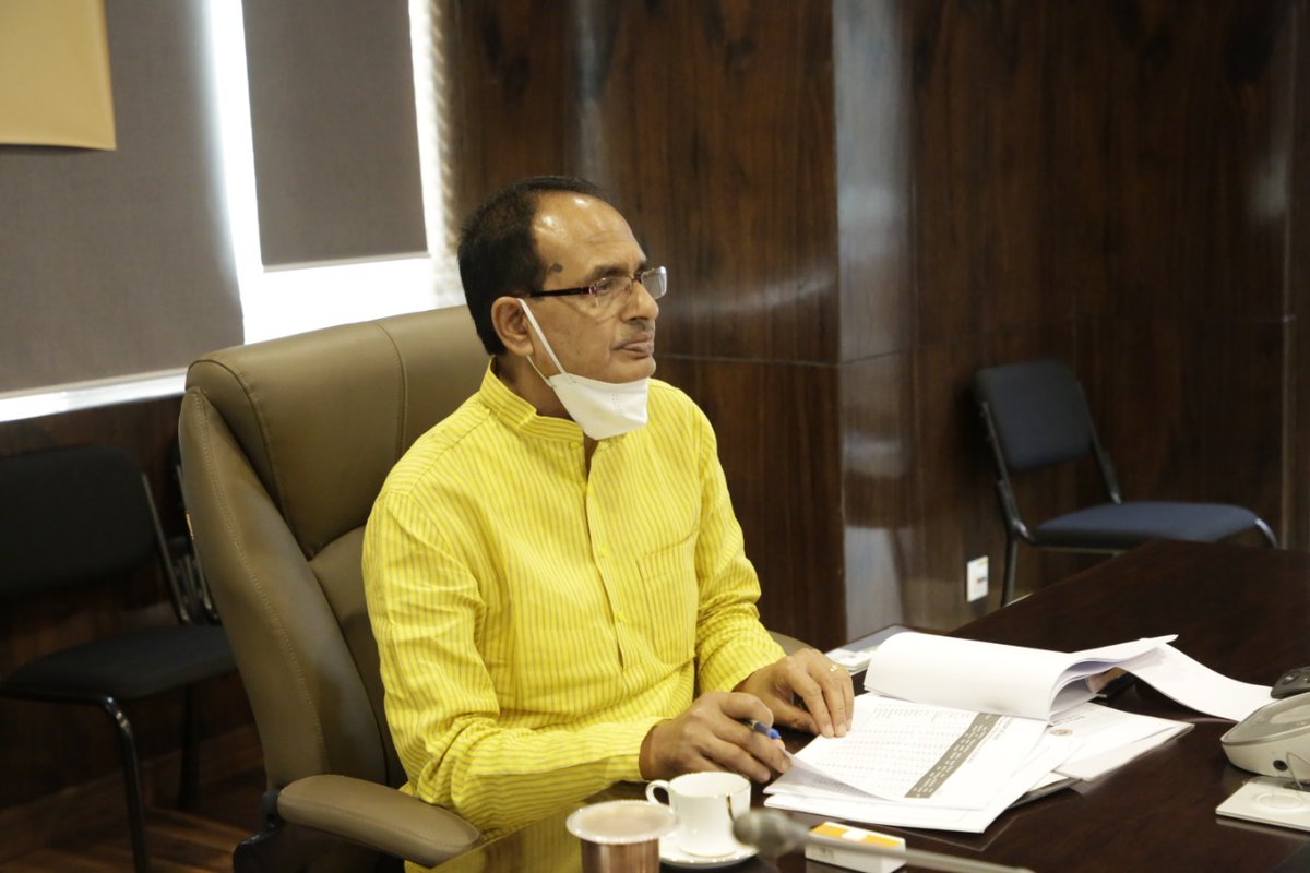 CMMadhyaPradesh's tweet photo. चना एवं मसूर की समर्थन मूल्य पर खरीदी 29 अप्रैल से
---
किसानों के खातों में पहुंचे गेहूँ उपार्जन के 36 करोड़
---
मुख्यमंत्री श्री @ChouhanShivraj  ने की गेहूँ उपार्जन कार्य की समीक्षा
 
Read More:  https://t.co/6xb8ef1utm
#MPFightsCorona https://t.co/voAfOvACHC
