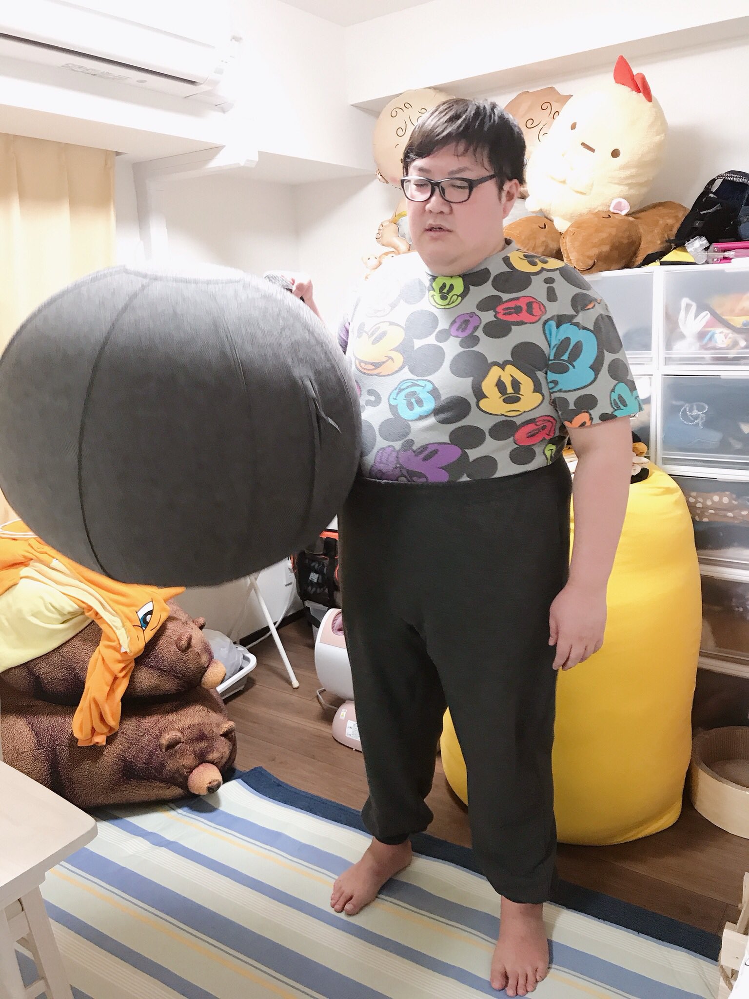 デカキン ダイエット１日目 現在136kg ダイエットするために バランスボールを買いました 買ってみたら耐荷重が1kgでした バランスボールに乗るために まず16キロ痩せなくちゃいけません 100日後に激痩せするデカキン T