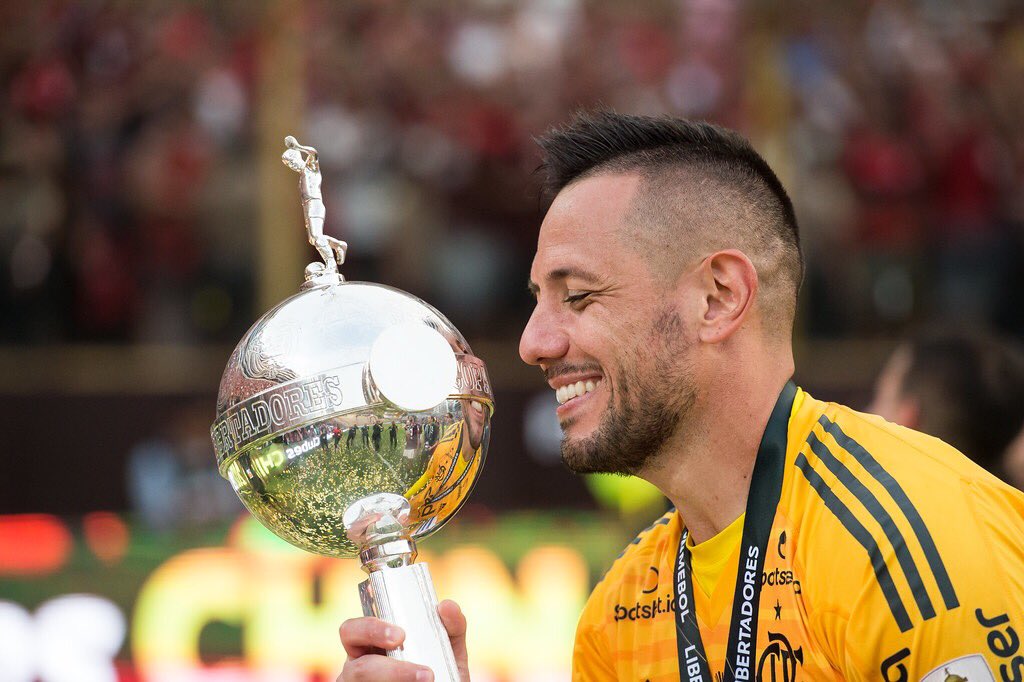 Diego Alves se vê consolidado como protagonista no Flamengo e vive indefinição