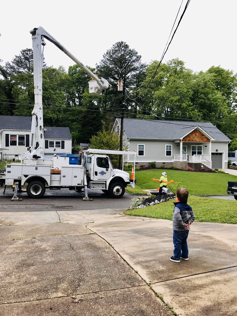 scottiepta's tweet photo. Thank you Tama Wheeler for sending us this precious photo of her nephew watching one of our @EPB_Chattanooga contractors, #ServiceElectric, restore power in the #Chattanooga area after the tornadoes. Thank you to the 1300+ utility workers from 8+ states who came to help our city! https://t.co/RjFwtc3hBr