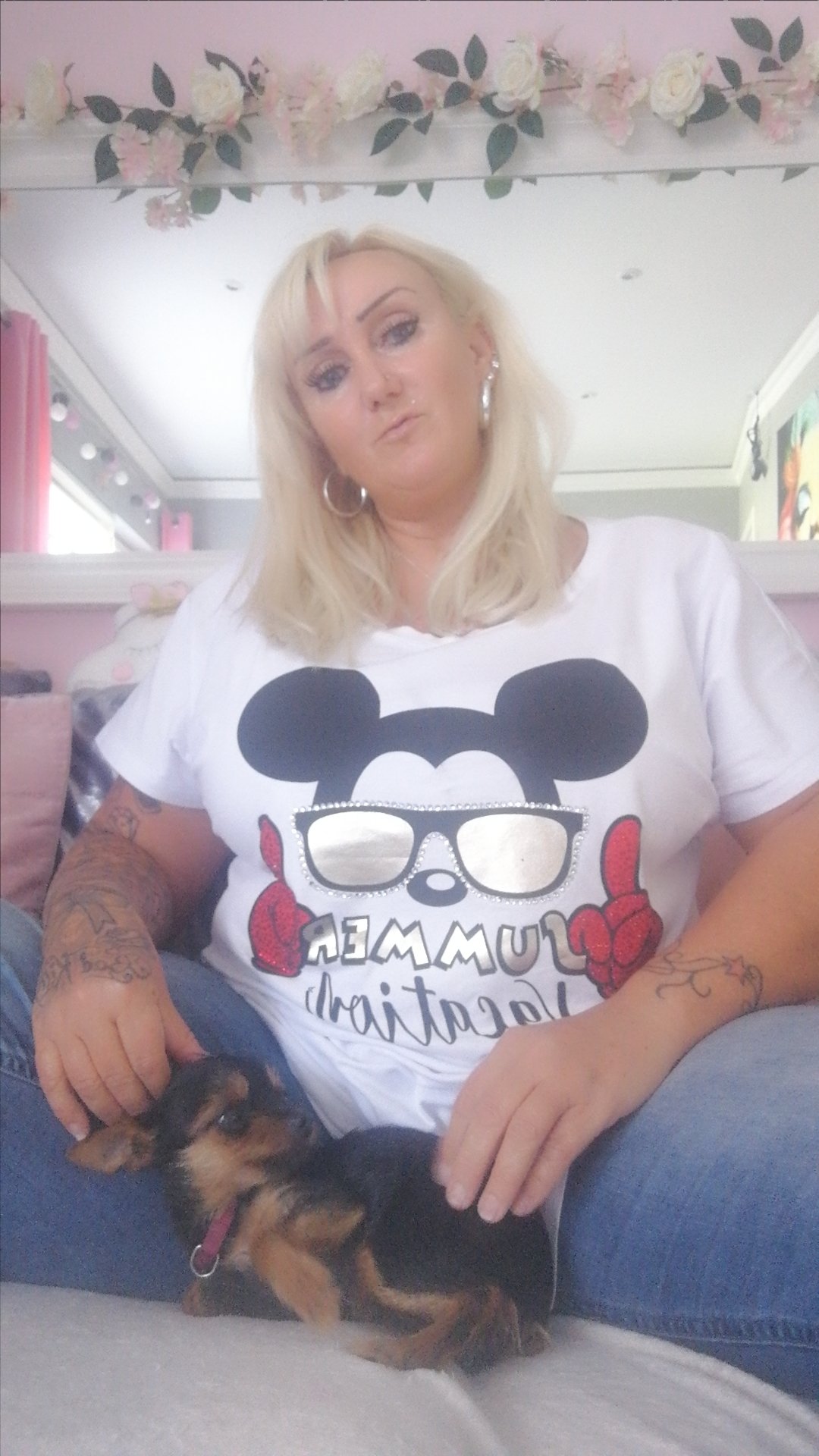 Bambi und ich chillen gerade auf der Couch und was machst du?!
#chillen #sonntag #curvymodel #beautynotsize