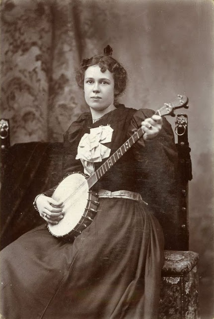 wikivictorian's tweet photo. A lady playing a banjo. Photographed in the 1880s. https://t.co/XnBpbDvJml