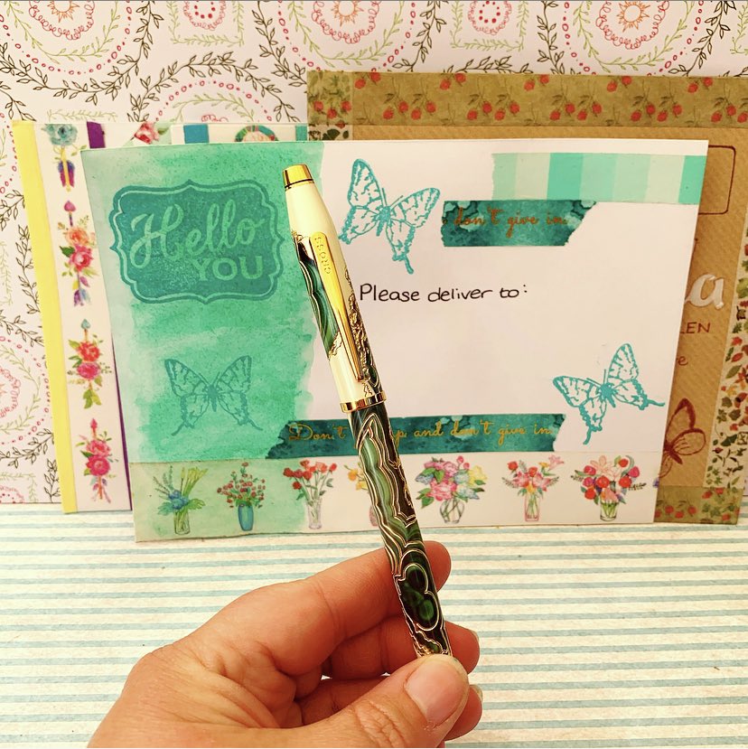 #SendALetterDay and I’ve penned a few! The last day of <a href="/NatStatWeek/">National Stationery Week</a> always makes me feel a little sad but writing to my friends has brightened my mood 💚 #NatStatWeek