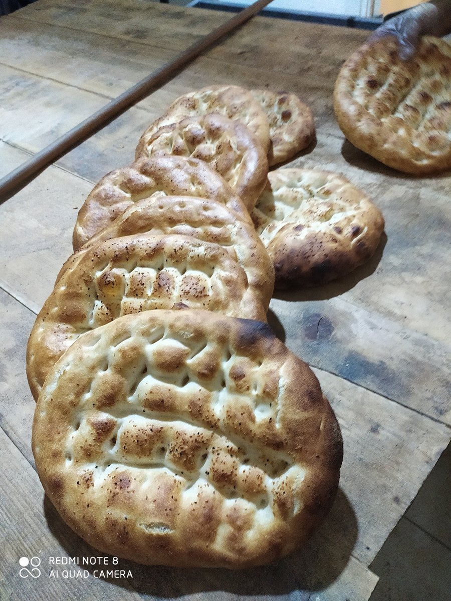 KarakayaHasan6's tweet photo. Sıcak pidelerimiz satışa hazır Ümraniye çakmak mahallesi Hazar simit 🍞 https://t.co/LS5Fyth0qa