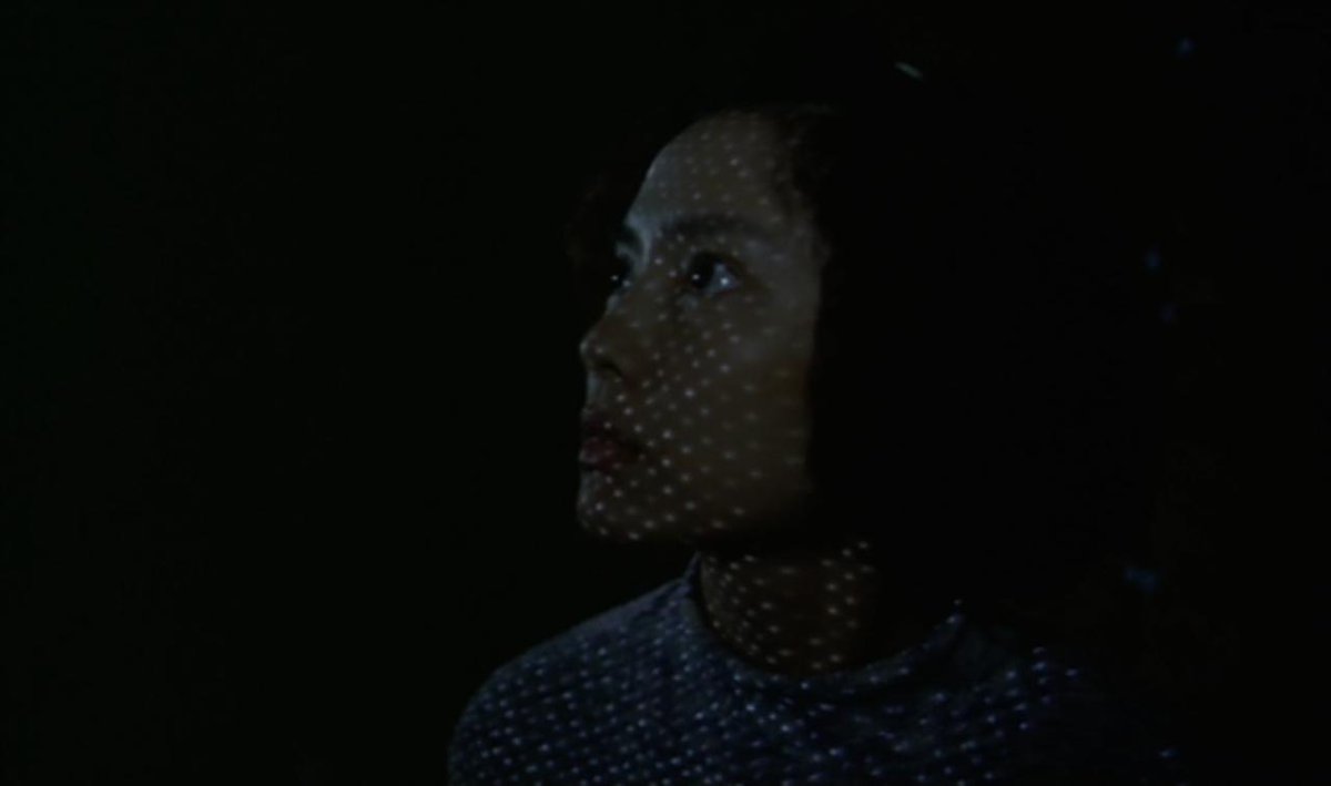 Une dernière séance, un cinéma qui va fermer, et l'attente que le film se termineUn peu comme dans LES REBELLES DU DIEU NÉON, Tsai Ming-Liang cherche a faire ressentir l'inexorable, que le temps passe pour passer à autre chose, un triste spectacle pas forcément palpitant