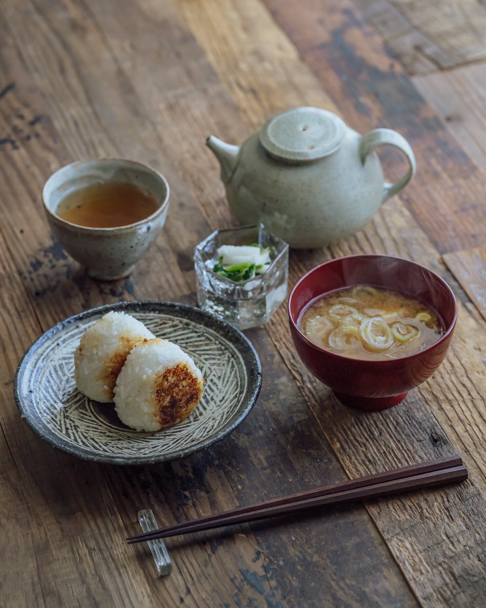 Nana En Twitter 撮るまでもない滋味ご飯 醤油麹で焼きおにぎりと お豆腐とねぎのお味噌汁 本醸造のお味噌にはネギだけの方が互いを引き立てあって美味しさが際立つなと思った 今朝の朝食 焼きおにぎりは 米麹の醤油漬けで 定番メニューです おうち時間