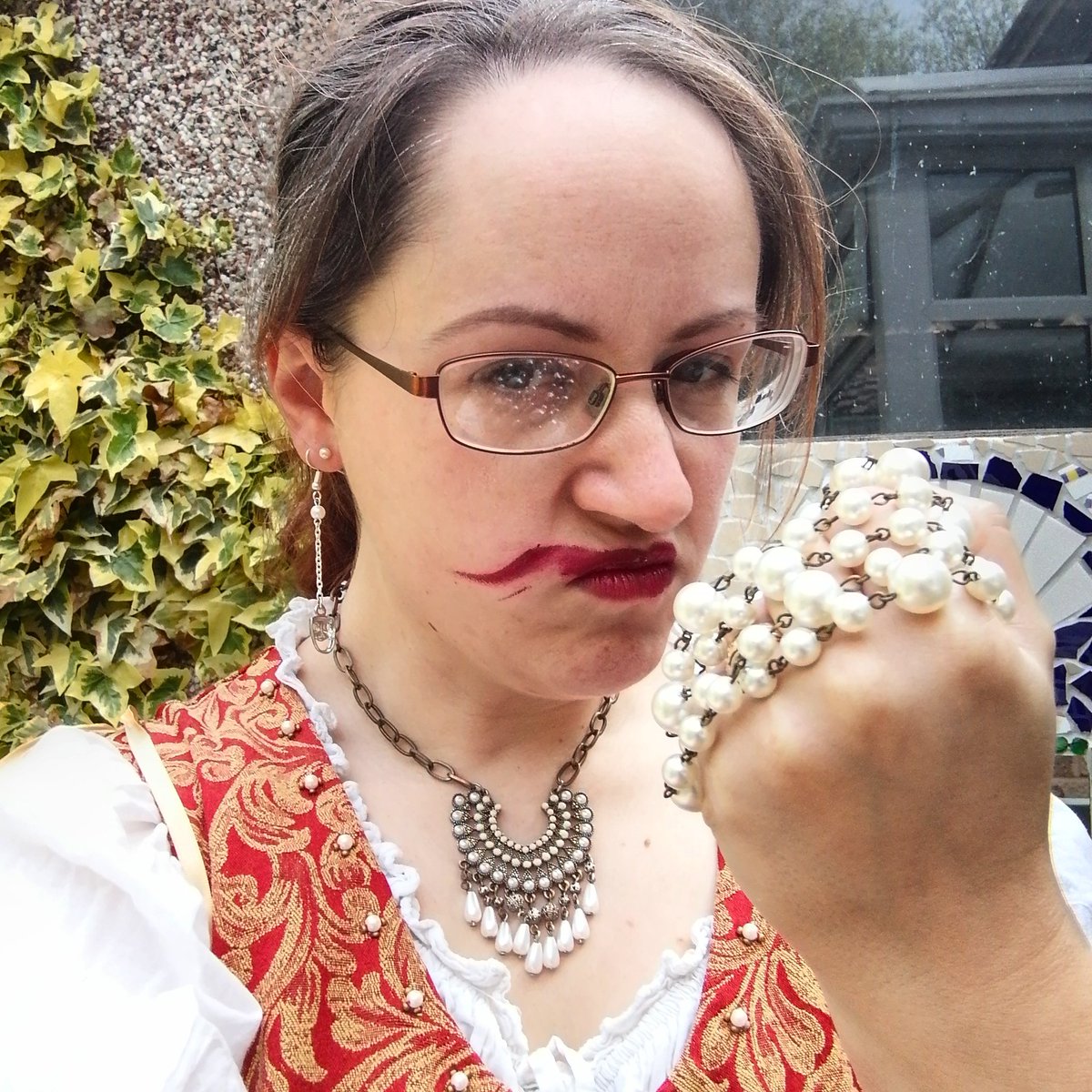 LisaPerfidious's tweet photo. "You could use those pearls like a knuckle duster"
Gentle folks, I give you "The Sarvosan Kiss" from @EmpireLrp
(Yes there is a reason for this, and no, I'd never hit someone with an unsafe #larpweapon)
#empirelrp #empirelarpuk https://t.co/1WCSw3PUqc