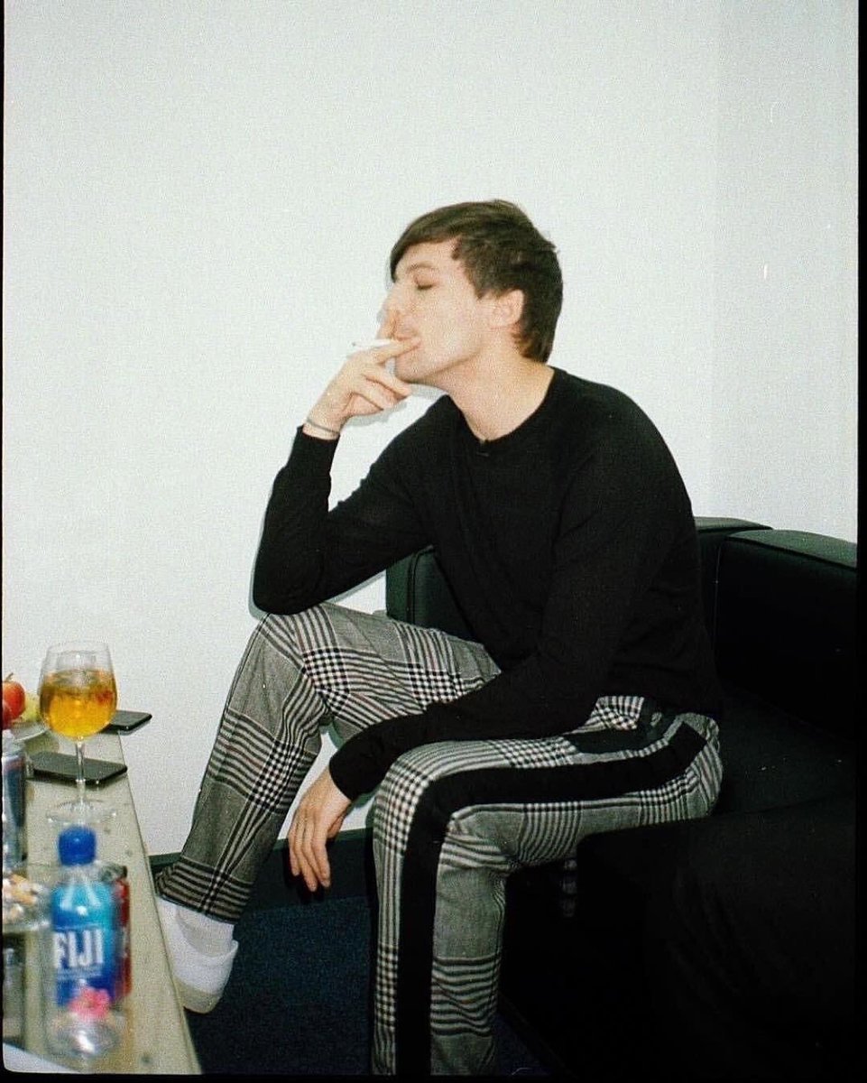 4. If your friend likes oasis, arctic monkeys and even green day, then they’d certainly love louis too, his songs are heavily influenced by these artists. Even my irl friend mentioned OTB sounds smthg like green day and that was her first time listening to it