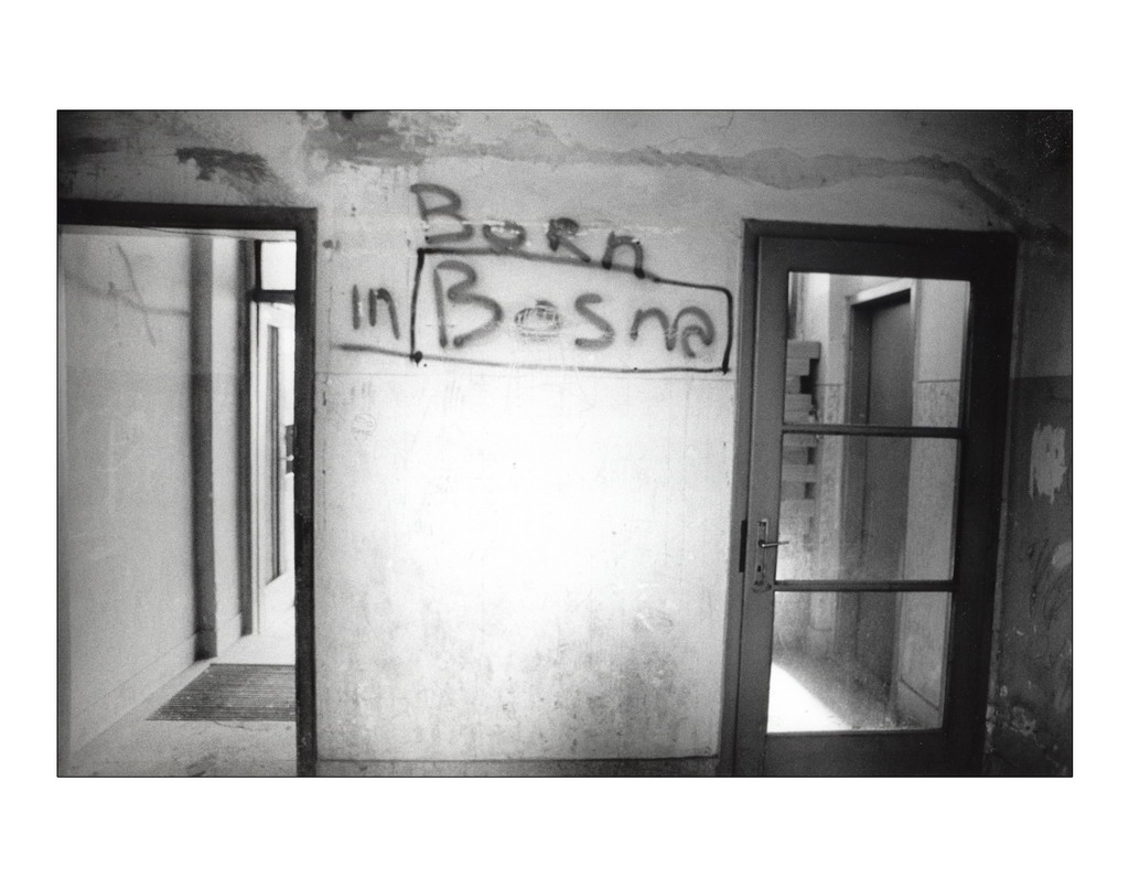 BORN IN BOSNIA. Somebody has writtenthis legend in a sad and gloomy vestibule. Many inhabitantes do no want to identify themselves with any religious or ethnic group. They feel themselves citizens above all.  @perezreverte  @jordievole  @_anapastor_  @slyon66  @alfarmada  @galtares