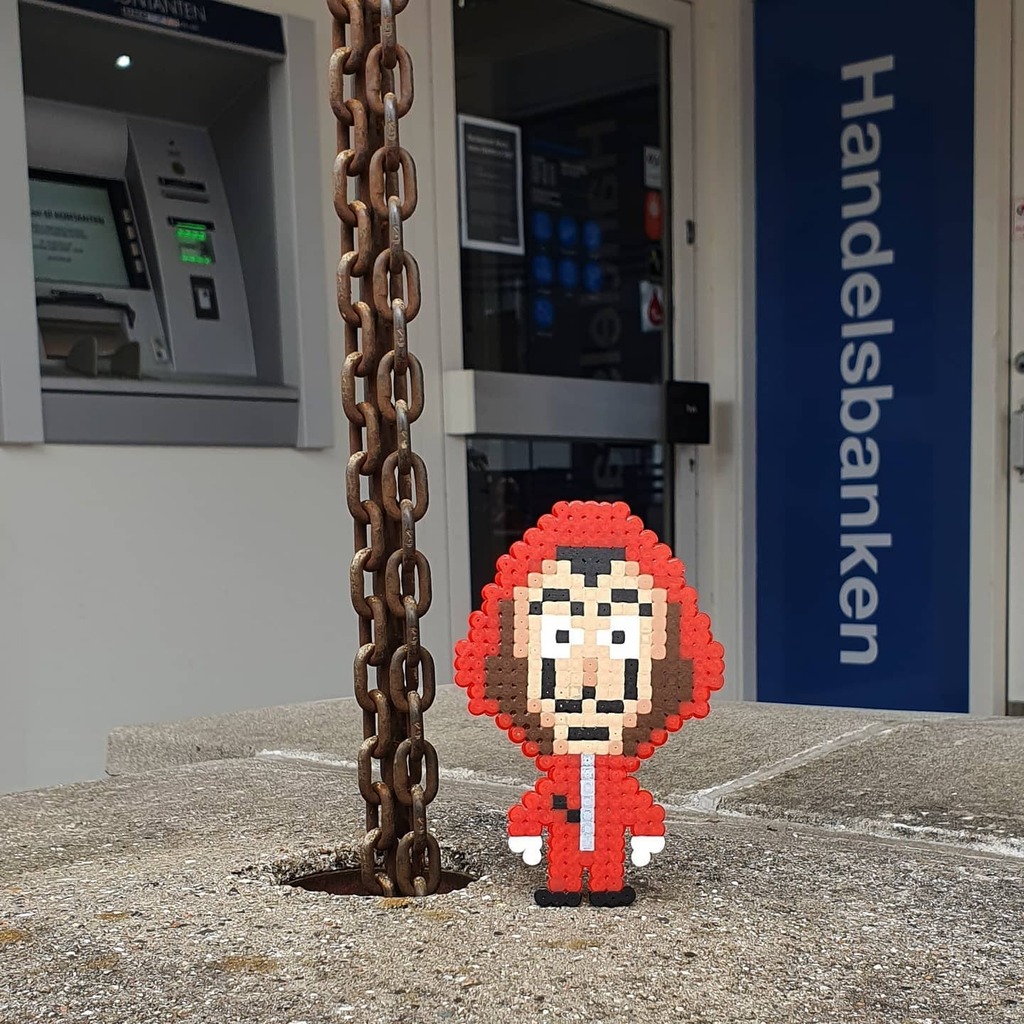 phmark's tweet photo. Tokio, Nairobi, Marseille or Denver spotted in Slangerup #lacasadelpapel #moneyheist #dali #pixelart #perler #fusebeads #perlerbeads #pärlor #perleplade #8bit #nerd #netflix #bank #tv-show https://t.co/j0NsMR2HI9 https://t.co/hu0o8WOdFO