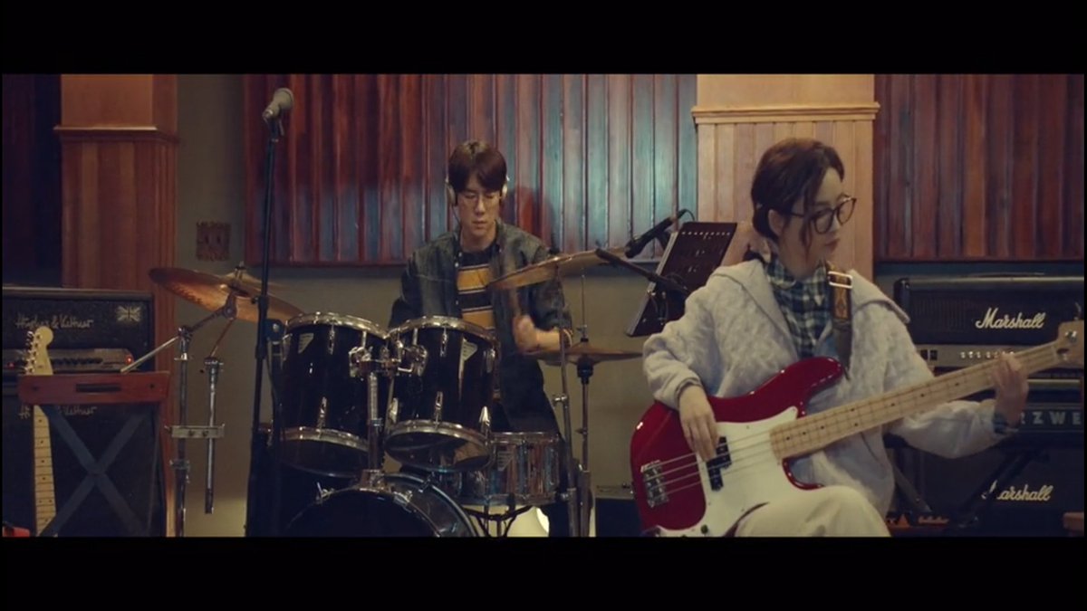 Why jeongwon & Song Hwa is the only one in this last frame.• Aside from their friends Song Hwa & Jeongwon are the only that start from zero to get into the band.● Ikjun & Junwan is have a band in their school● Seokhyeong is from music inclined family  #HospitalPlaylist