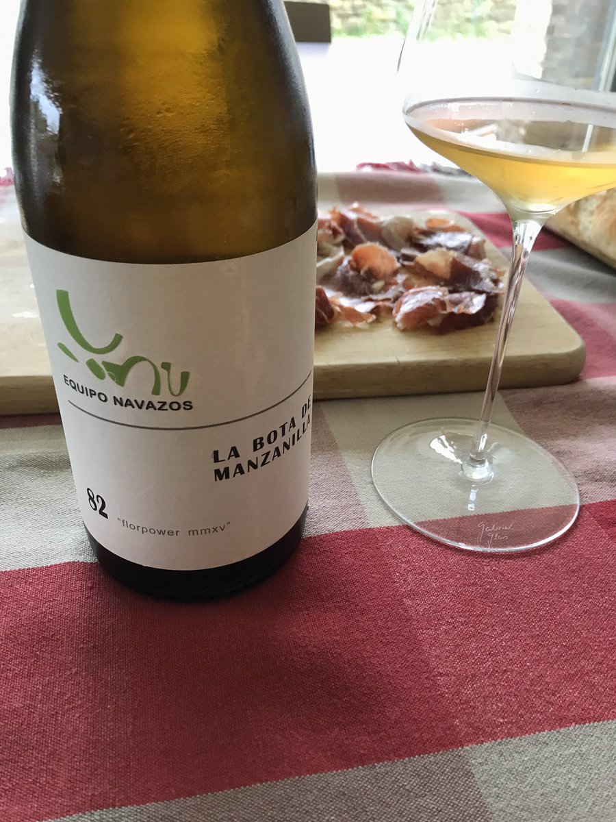 Alternando por las casetas “caseras” de la feria de Abril, lo mismo cae una de oreja a la gallega, que unos bocartes del Cantábrico, que pescaito frito de noche, que jamoncito de día... y la manzanilla que no falte! ole ole!!! #YoMeQuedoEnCasa