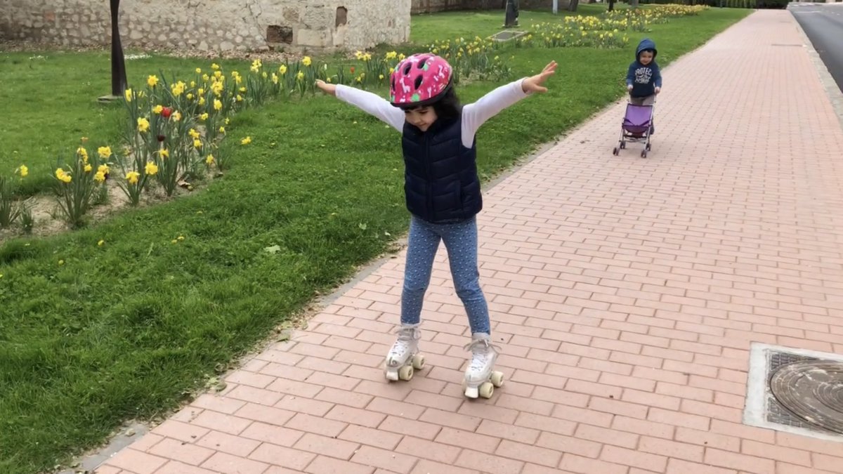 elaguainmovil's tweet photo. En vez de seguir viendo las mismas fotos de hoy, prefiero leer testimonios de innumerables familias con niñas y niños que sí cumplieron su distancia con responsabilidad, como las de @susannasegovia, @beagarciaf @pilargonzalo, @EkBoes. Aquí, alegría y solidaridad #NiñosEnLaCalleYa https://t.co/qIZ7hdOdYG
