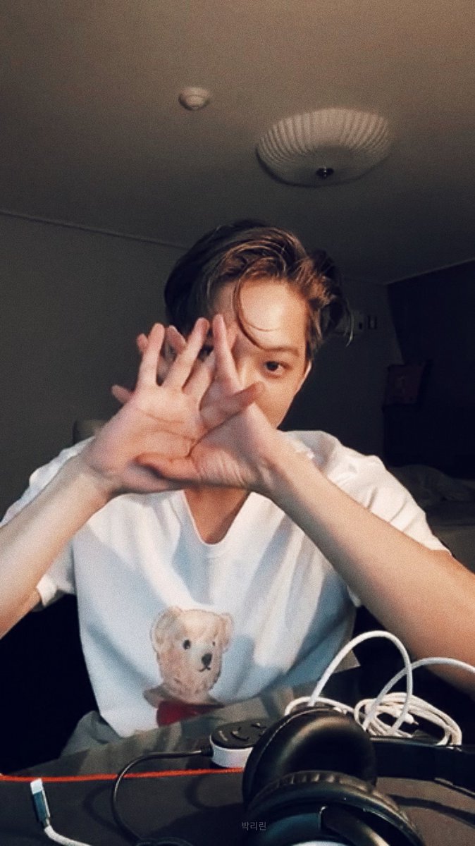 park_ri_rin_'s tweet photo. [200426] Kai Instalive

@weareoneEXO #EXO #KAI #엑소 #카이 https://t.co/McVqthY3hE