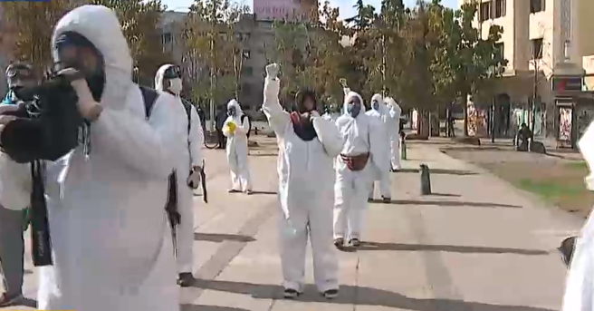 🔴 Nueva protesta en Plaza Italia: Manifestantes con overoles blancos despliegan cartel bit.ly/2yNslVb