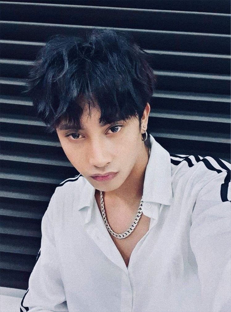 2. Bias Selfieee .Ken Suson?  http://Bakit.Ang.hot.mo ????? hayssskdhsks @SB19Official  #SB19  #ATINthMonthWithSB19