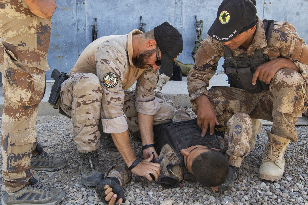 tacticalporn's tweet photo. ๐ช๐ธSpanish Army SOF operator teaches a first-aid class to Counter-Terrorism Service members at the Besmaya Range Complex, Iraq.
@CJTFOIR @EjercitoTierra #SpanishSOF
#SpecialForces #MOE #CTS #ISOF https://t.co/lAieYVatlb