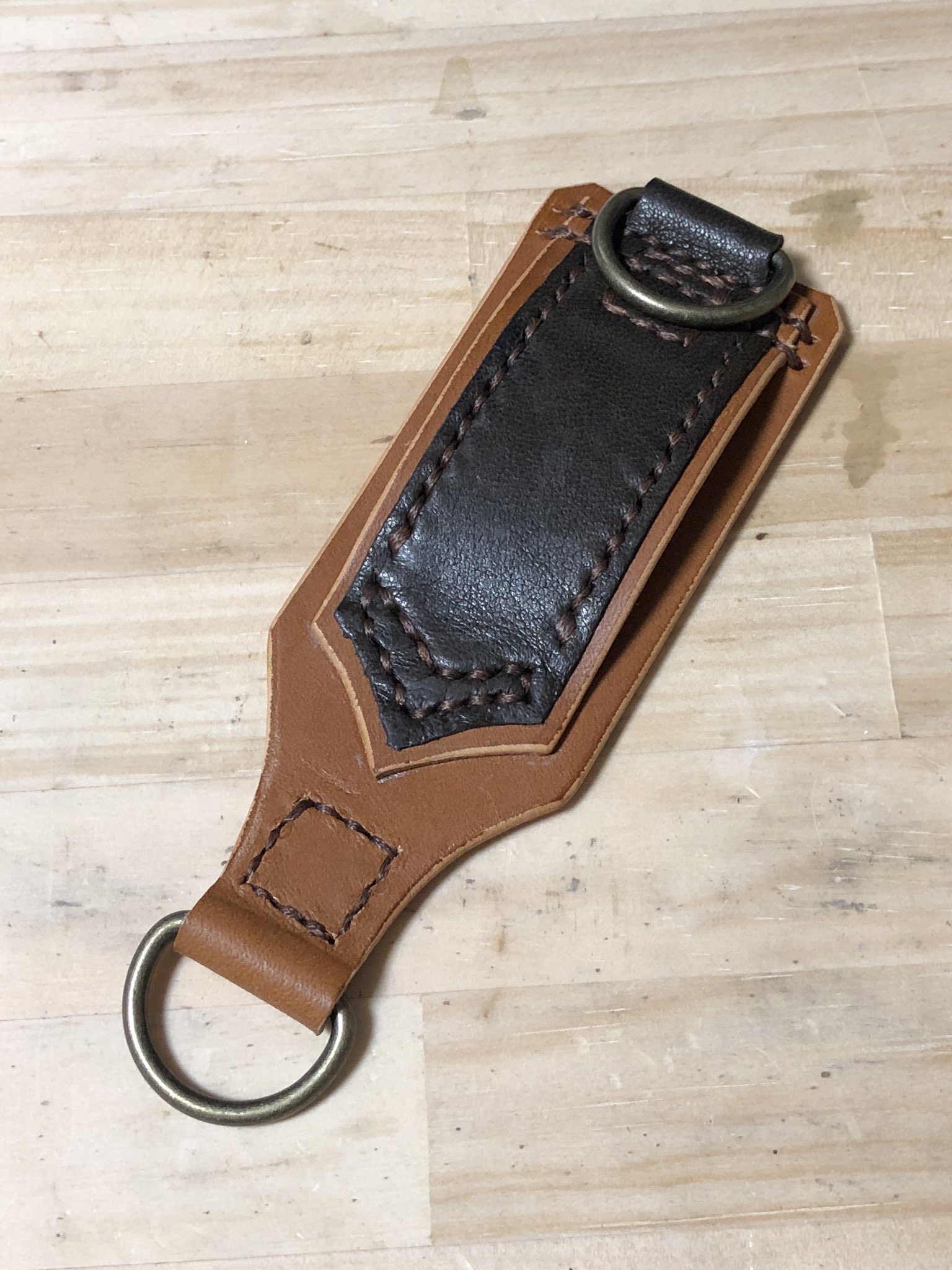 Masaki 今日はベルトに通してキーホルダーを付けるためのベルトフックみたいな物を作ってました これまではベルト 通しにカラビナつけてそこにキーホルダー付けてたんですが古くなってきてたので革で制作 下側の四角か縫った部分が歪んでますが自分用