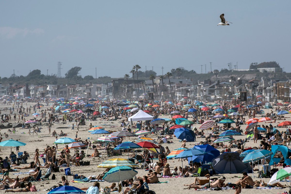 LANACION's tweet photo. Coronavirus en Estados Unidos: las playas de California, llenas de gente pese a las órdenes de distanciamiento https://t.co/Mjo7ijauD9 https://t.co/PtqgPmeJtV