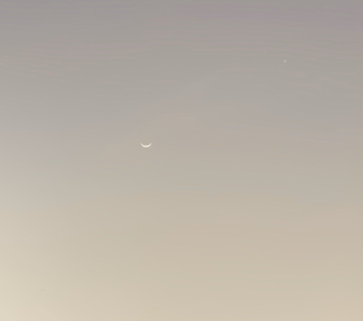 jnacapili's tweet photo. From a clear sky to a cloudy dusk. π
#moonandvenus #cloudydusk https://t.co/PhJGvY4kht
