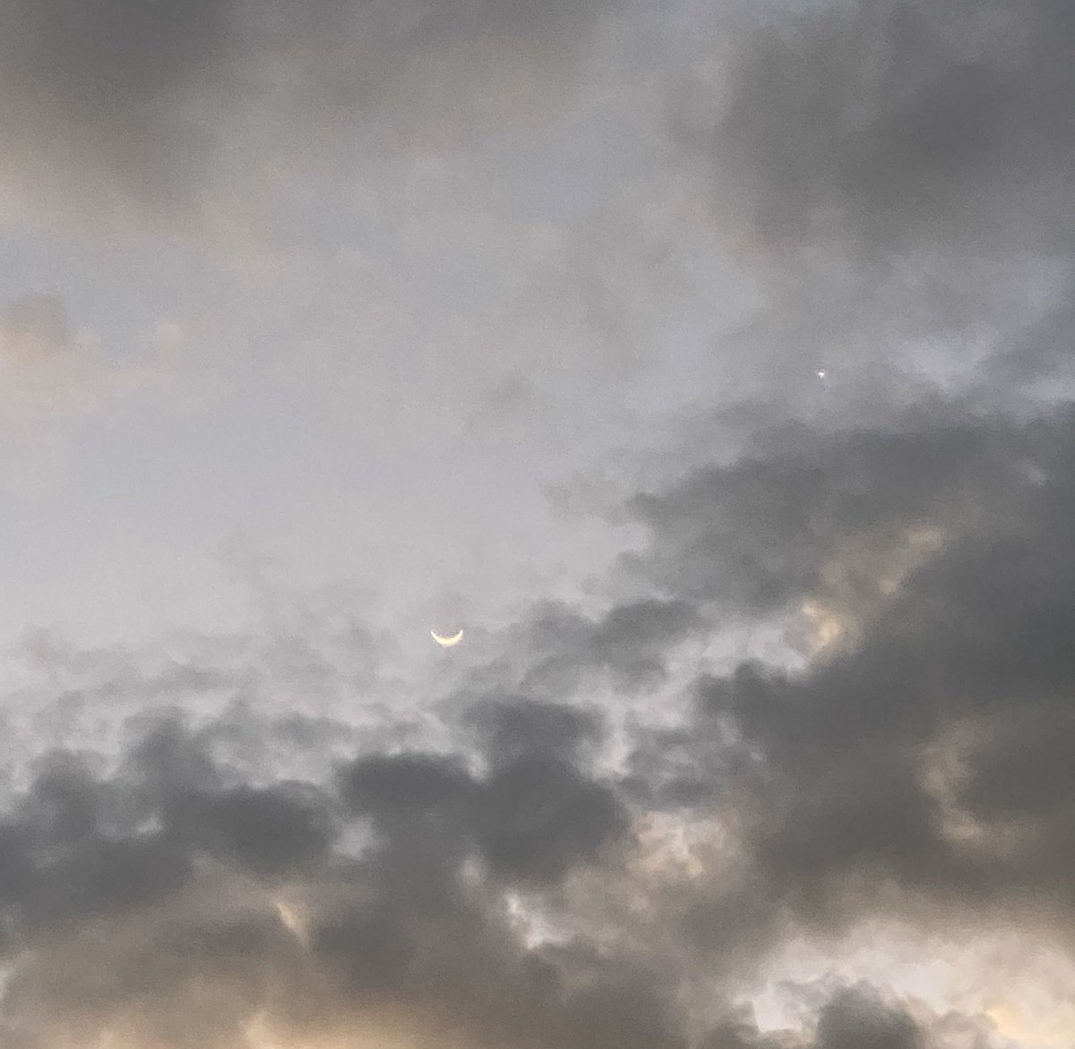 jnacapili's tweet photo. From a clear sky to a cloudy dusk. π
#moonandvenus #cloudydusk https://t.co/PhJGvY4kht