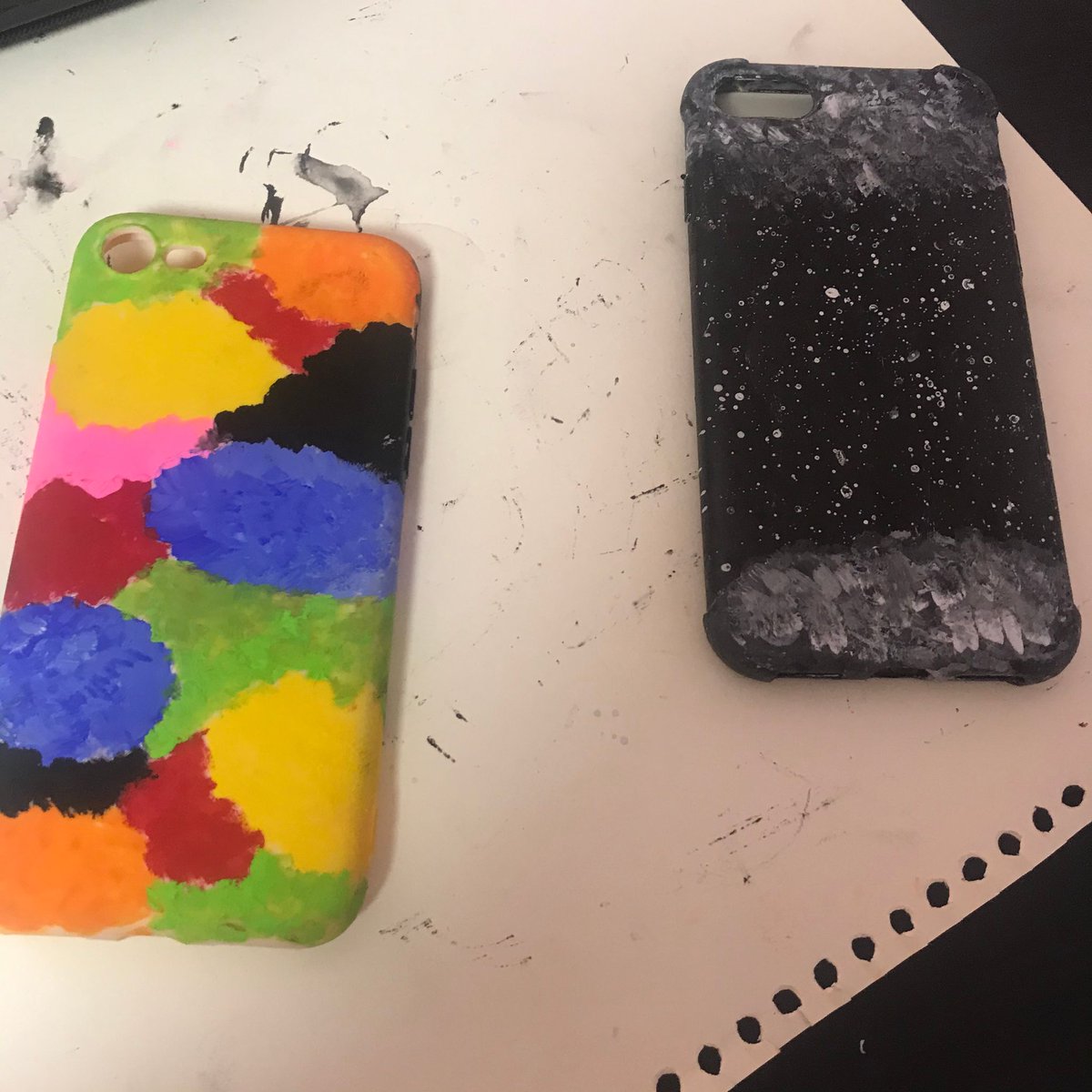 MOA_Chile's tweet photo. WEVERSE [26042020] #TAEHYUN responde

👤: Hice unas carcasas para celular!! 
+Los amo mucho chicos ㅜㅜ
+No soy muy buena ya que las hice por primera vez, pero estoy orgullosa porque estas dos se ven lindas 😢

🐿️: Oh, que lindas https://t.co/nvAIHzLvVt