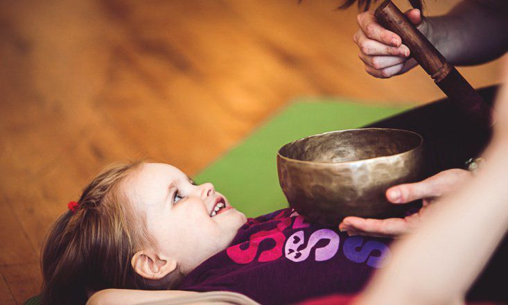 Yes, kids CAN meditate! Learn these 14 techniques for helping your young ones build a habit of mindfulness. 🧘🏻‍♀️🧘🏽‍♂️  buff.ly/3boNuUk #yoga #kidsyoga