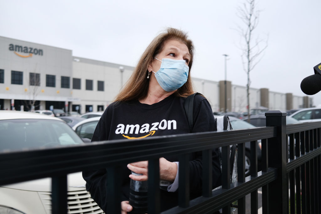 At Amazon headquarters in Seattle, the white-collar employees are working from home. But hundreds of thousands of blue-collar employees working in the company’s enormous warehouses are still going to work every day  https://trib.al/0joDceO 