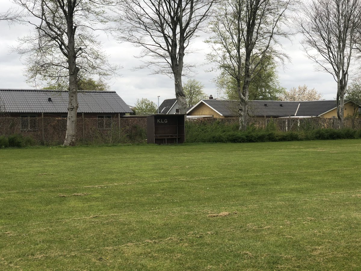 Toudal's tweet photo. @Bruun6eren KLG-Fodbold i Lind ved Herning. “Gryden” som stadion hedder, har haft sine bedre dage, med Bølles biks der solgte pølser mv. Lige nu hedder det serie 3 og 5. En enkelt nuværende superliga spiller... #herermitstadion https://t.co/OS3ZEvjtgw