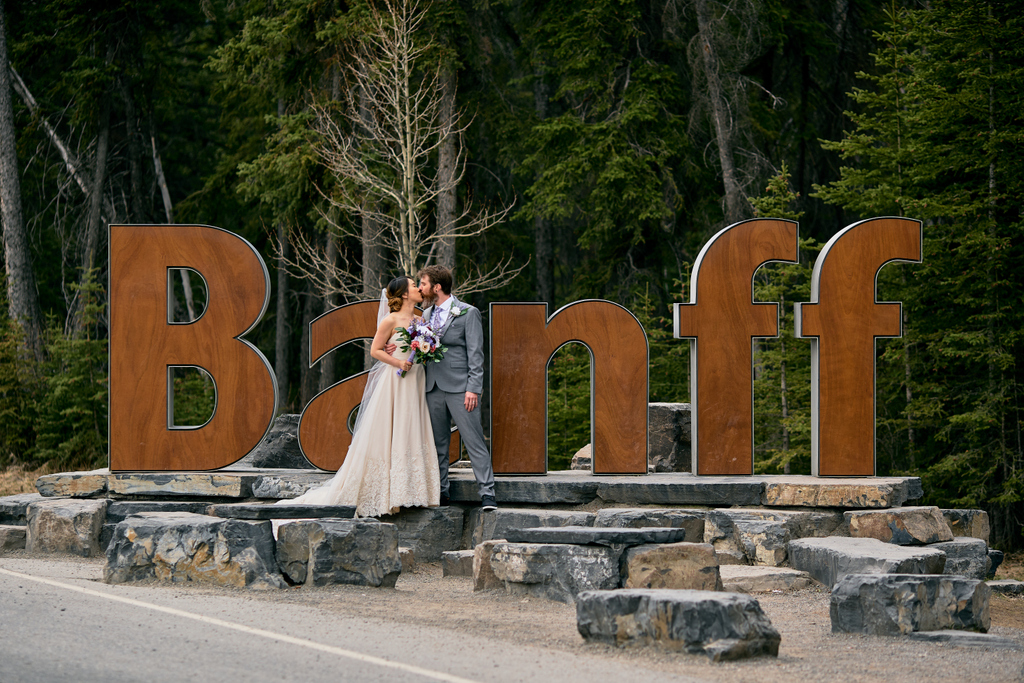 Sending our love out to S+A today for their 1-year wedding anniversary! 😘