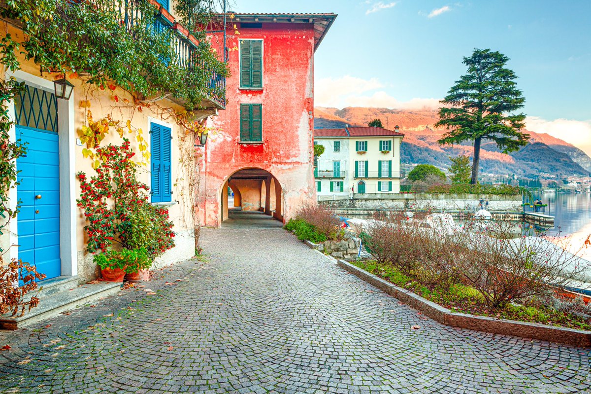 I mille colori dei #borghi regalano sfumature incredibili al nostro Lario 😍🇮🇹
•
Un #tramonto meraviglioso sul #lagodicomo 
•
#discoverthelake with #lariusway 🏞