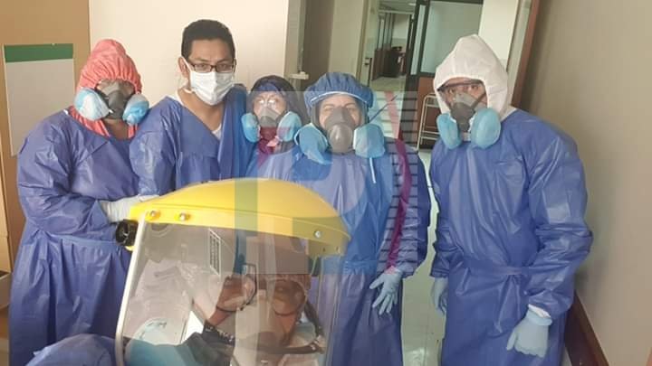 SomosLaPrensaEc's tweet photo. #LaPrensaInforma 

#MeQuedoEnCasaConLaPrensa 

Buenas noticias llegan desde diferentes sitios de #Chimborazo. Luego de varios días de lucha contra el #Covid19 el cardiólogo de #HospitalIESS Sergio Chimbolema está mejor de salud y ya salió de la UCI del #HospitalPoliclínico https://t.co/RgAmi1r8Yr