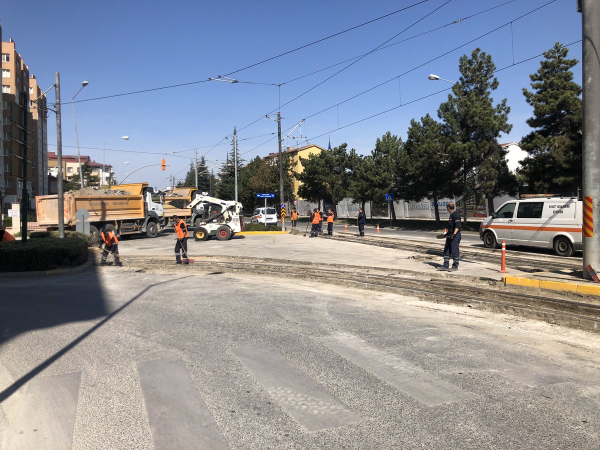 Sokağa çıkma yasağında tramway geçişlerini asfaltlamak👍🏻  bravo <a href="/eskisehirbb/">Eskişehir Büyükşehir Belediyesi</a> <a href="/EstramHrs/">ESTRAM</a> . Teşekkürler👏🏻👏🏻