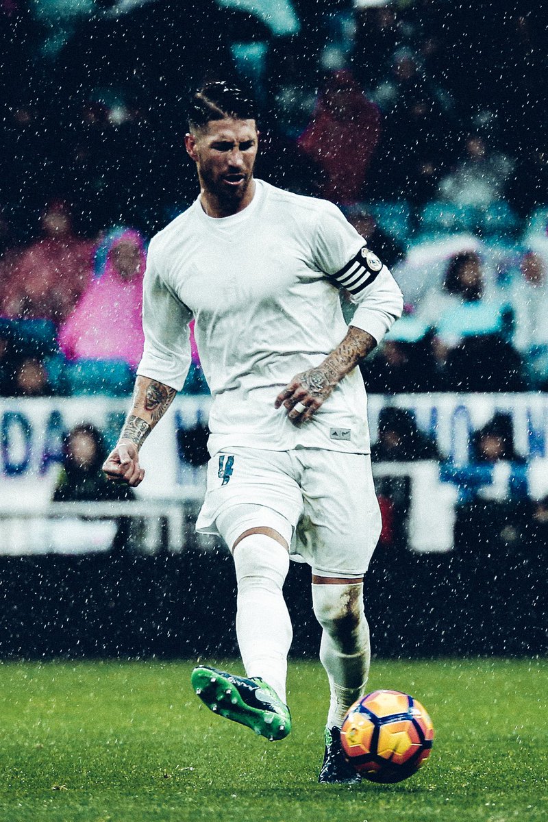 KIose__'s tweet photo. Rememoremos cuando la lluvia dejó en blanco total aquel uniforme (hecho a base de plásticos) en la temporada 2016/2017. https://t.co/BqUYTpNzMK