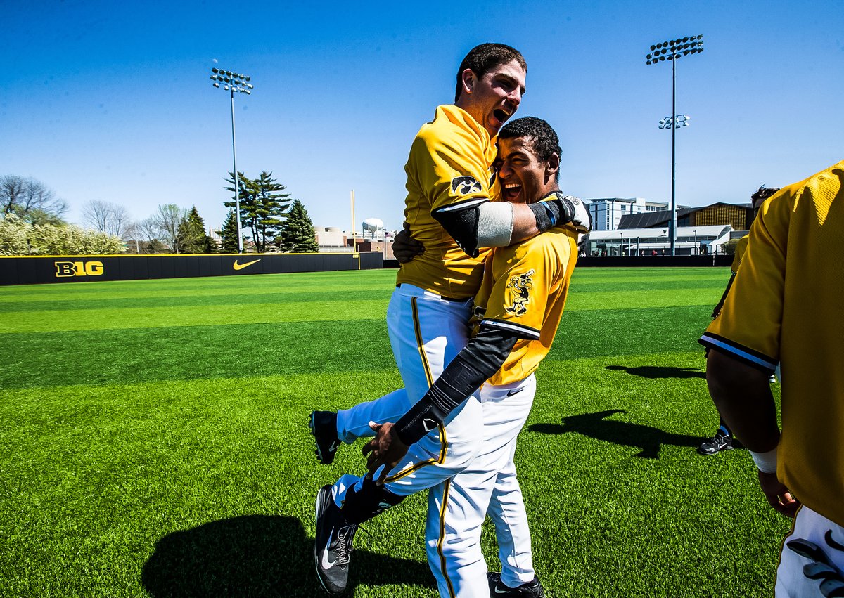 UIBaseball's tweet image. 𝐎𝐓𝐃 in 2015 | @JimmyFrankos16 walked off No. 25 Nebraska in the bottom of the 10th, giving No. 17 Iowa a 3-2 win.

Later in the day, the #Hawkeyes would complete the doubleheader and series sweep over the Huskers, improving to 30-11 overall and 13-2 in B1G play.