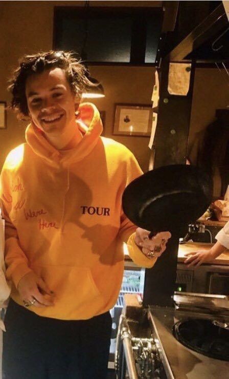 harry's hoodie is adorable and the fact that he's randomly holding a pan makes it even better