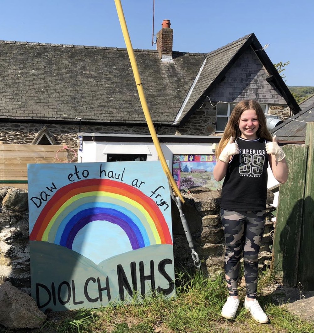 Diolch yn fawr i’r disgybl yma am greu arwydd gwych i’w ddangos tu allan yr ysgol. / Thank you to this pupil for making this wonderful sign. Daw eto haul ar fryn 🌈 😀 #llesllawenyddallwyddiant <a href="/IechydCyhoeddus/">Iechyd Cyhoeddus Cymru</a> @NHSDirectWales