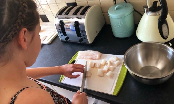 Cosysteve's tweet photo. @NishaKatona @Mowglistfood Thank you, she was genuinely excellent in the kitchen all day, sticking her nose into every spice and practising her knife skills. https://t.co/vZzNUqEgad