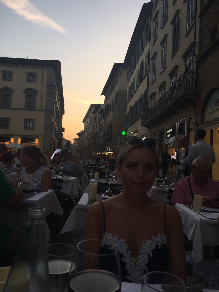 AmberMcCormack3's tweet photo. @JKSimonds I’d rather spoil all my friend with my RICHES 🍷 https://t.co/tUeibngccx
