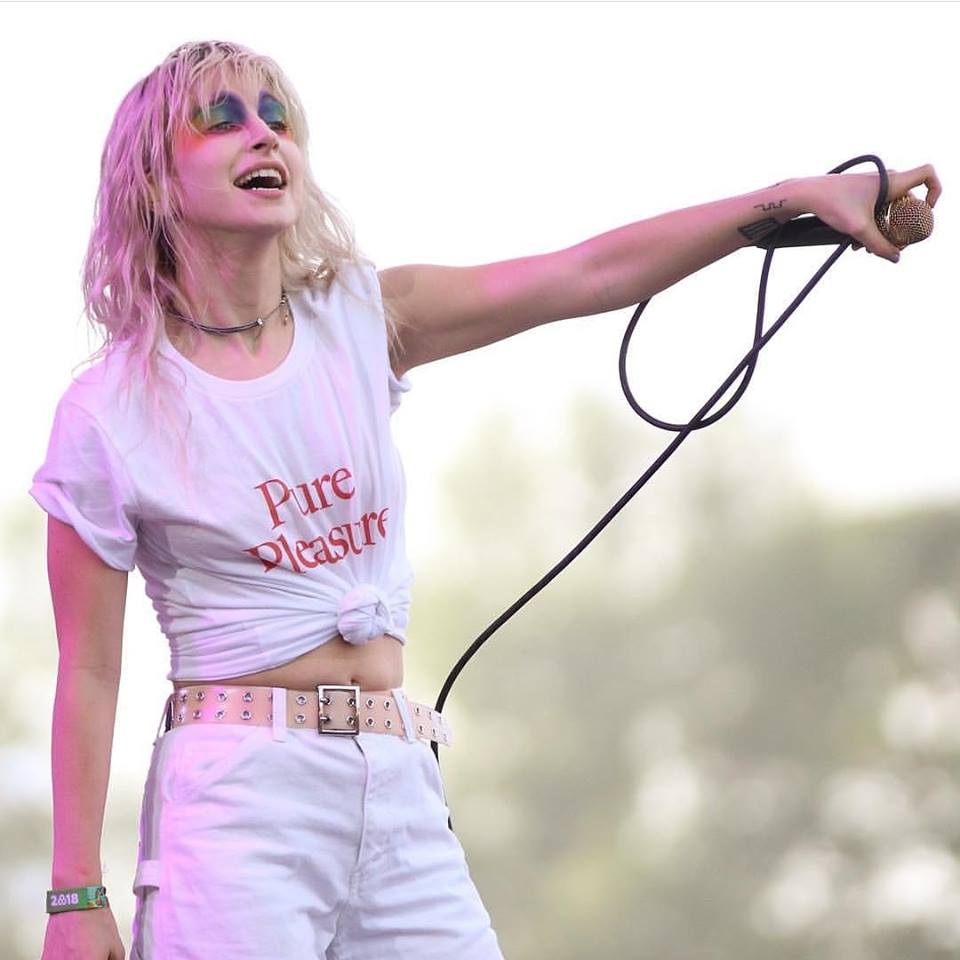 paramorebrasil's tweet photo. Tempos difíceis um pouco mais fáceis com essa banda! ❤ 

Assista ao show do Paramore no PlayOn Fest agora! #AtHomeWithParamore

➡️ Link: https://t.co/fpyDoDOwsC https://t.co/vO7KyrSyRY