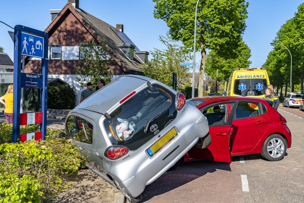 (VIDEO) Inschattingsfout zorgt voor #Ongeval op #Veerseweg #Oosterhout. #Muldersteeg.