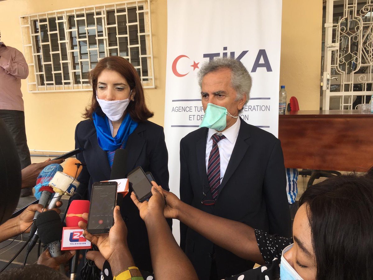 alaattindogru1's tweet photo. #TİKA, #Yaounde BE Ayşe Saraç’ın katıldığı törenle Kamerun’a #Kovid19’la mücadele kapsamında #sağlık ekipmanı yardımı yaptı.
#Kamerun Sağlık Bakanı #Manaouda:
"#Türkiye'yi stratejik ortağımız olarak görüyoruz. Böylesine zor zamanlarda yapılan bu yardımın anlamı çok büyük” https://t.co/Q1aswBrOlJ