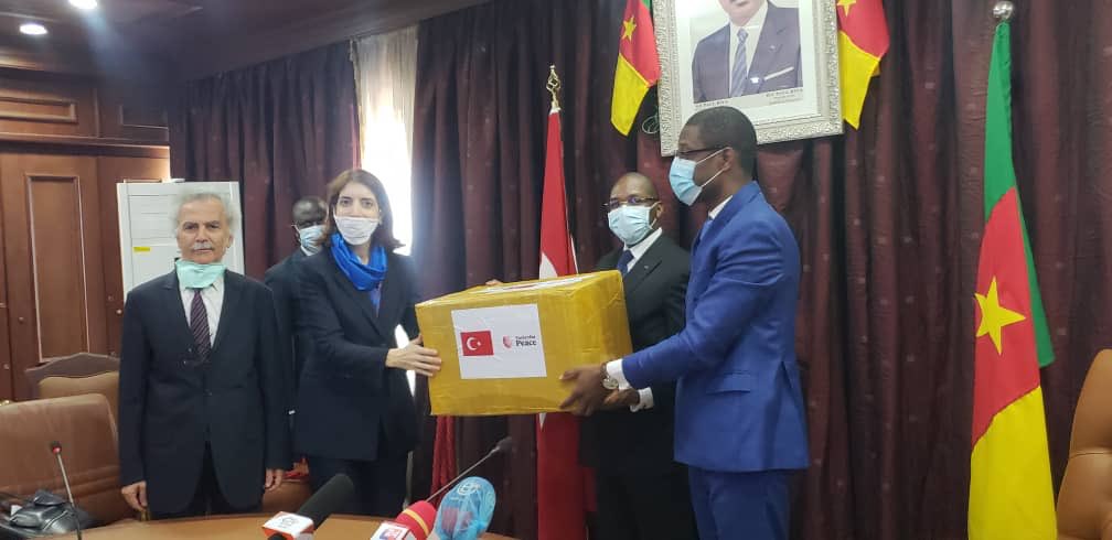 alaattindogru1's tweet photo. #TİKA, #Yaounde BE Ayşe Saraç’ın katıldığı törenle Kamerun’a #Kovid19’la mücadele kapsamında #sağlık ekipmanı yardımı yaptı.
#Kamerun Sağlık Bakanı #Manaouda:
"#Türkiye'yi stratejik ortağımız olarak görüyoruz. Böylesine zor zamanlarda yapılan bu yardımın anlamı çok büyük” https://t.co/Q1aswBrOlJ